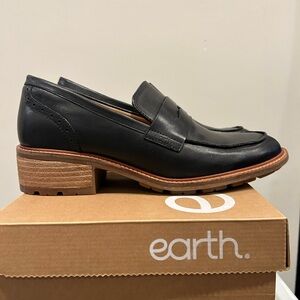 NWT! Earth Shoes, “Lindy” Black Leather Loafers for Women, size 10